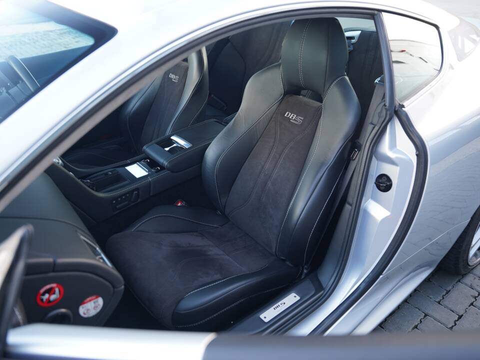 Immagine 16/50 di Aston Martin DBS (2011)