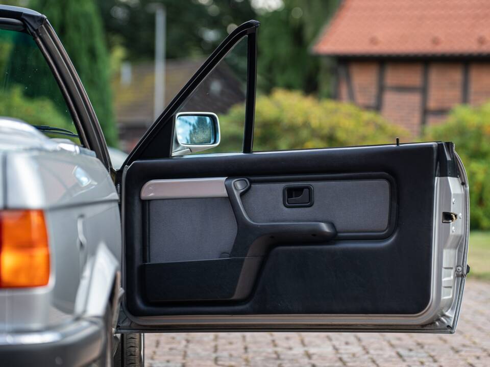 Image 63/71 of BMW 325i (1989)