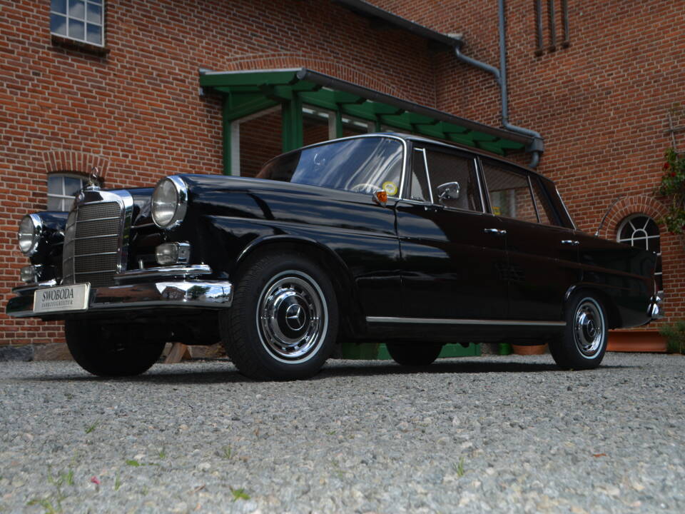 Image 2/15 of Mercedes-Benz 190 c (1964)