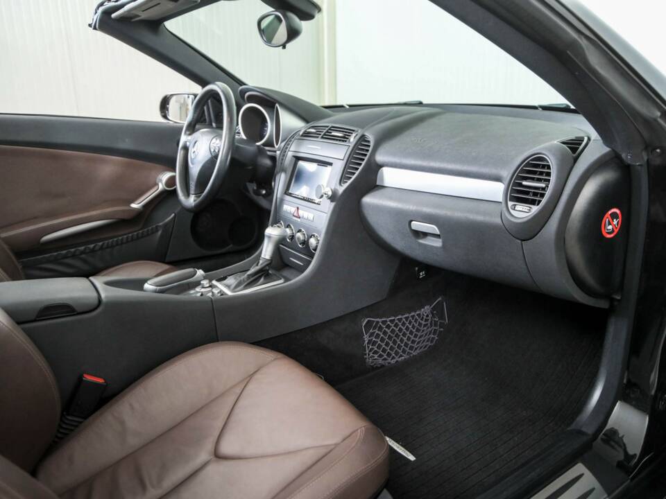 Immagine 17/50 di Mercedes-Benz SLK 200 Kompressor (2004)