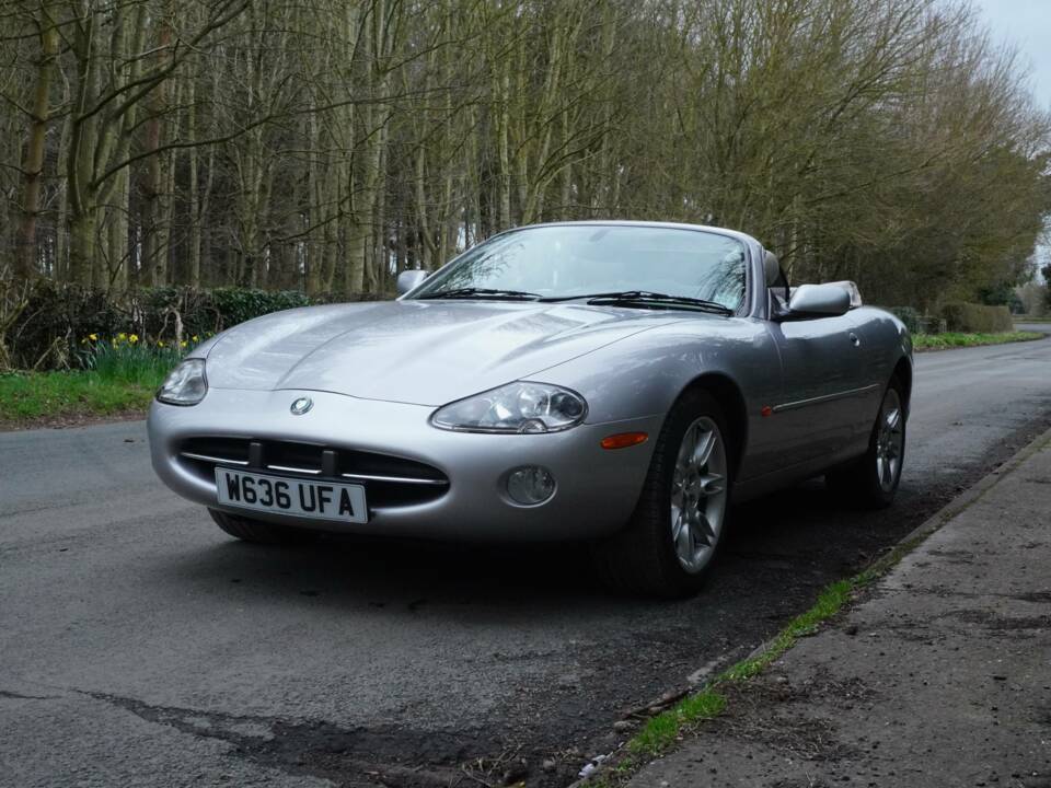 Image 3/19 of Jaguar XK8 4.0 (2001)