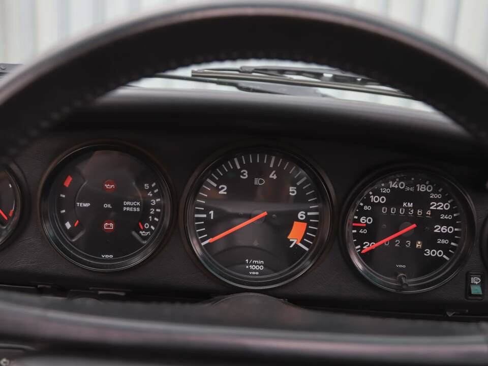 Image 73/108 de Porsche 911 Carrera 3.2 (1989)