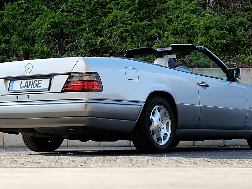 Image 17/74 of Mercedes-Benz E 320 (1997)