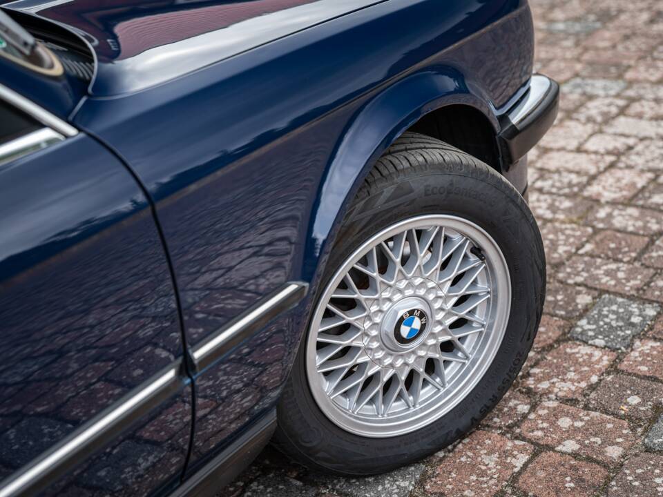 Image 4/99 of BMW 320i (1989)