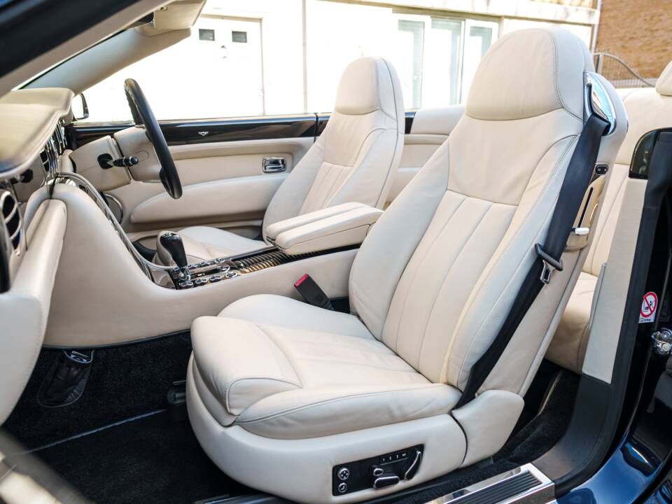 Bild 23/27 von Bentley Azure (2007)