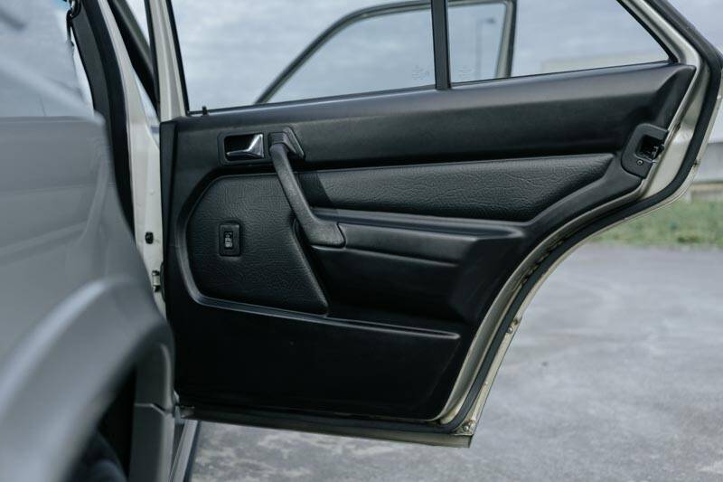 Image 34/69 de Mercedes-Benz 190 E 2.3-16 (1988)