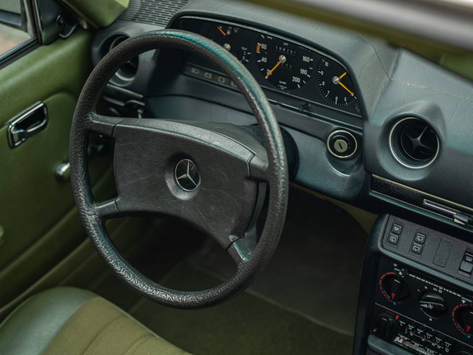 Image 27/42 of Mercedes-Benz 230 TE (1982)