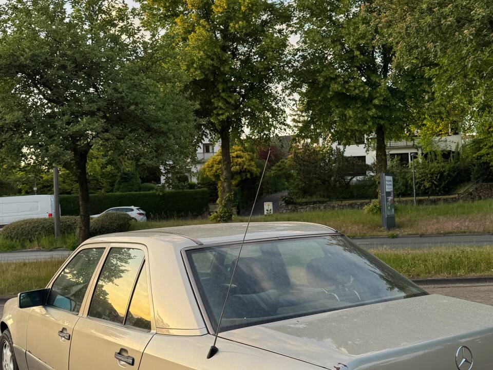 Bild 6/13 von Mercedes-Benz 260 E (1989)