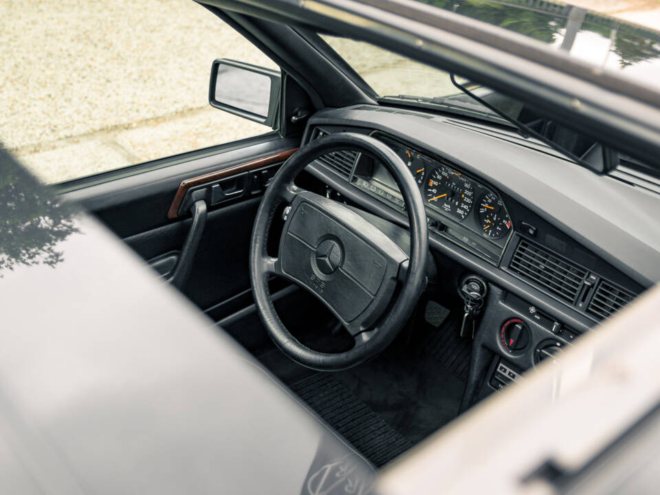 Imagen 36/51 de Mercedes-Benz 190 E 2.5-16 Evolution II (1991)