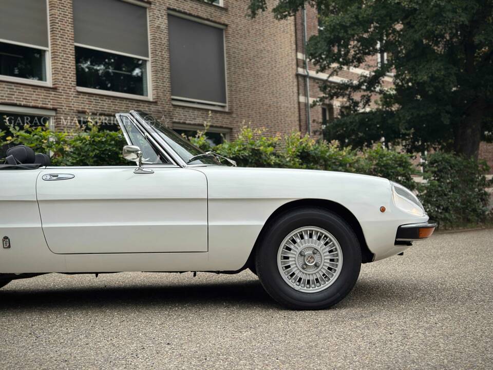 Image 12/95 of Alfa Romeo 2000 Spider Veloce (1980)