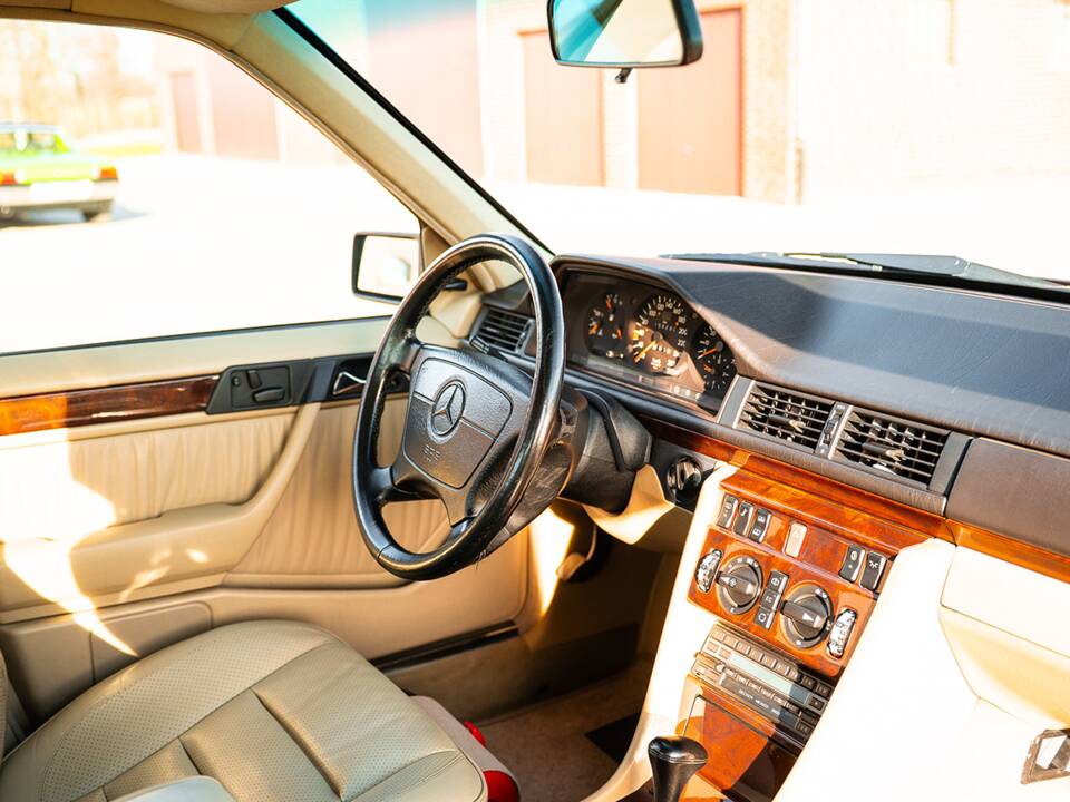 Bild 23/38 von Mercedes-Benz 500 E (1991)