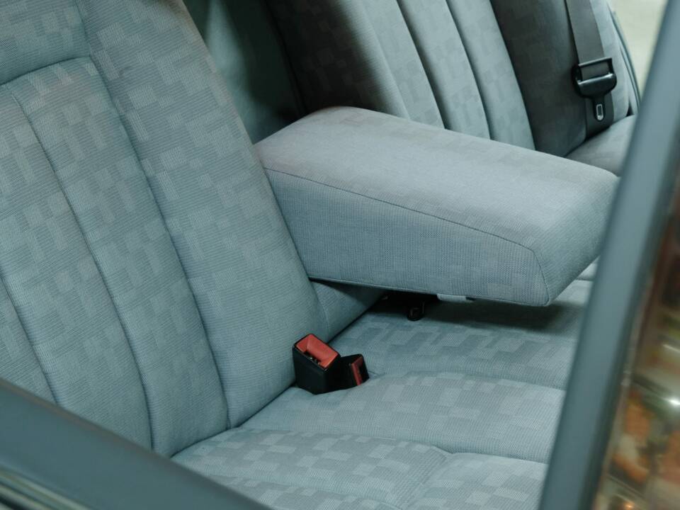 Bild 31/50 von Mercedes-Benz 300 SE (1992)