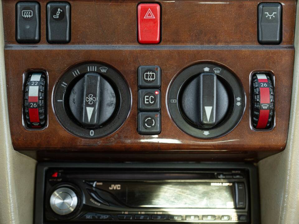 Afbeelding 32/50 van Mercedes-Benz 200 CE (1992)