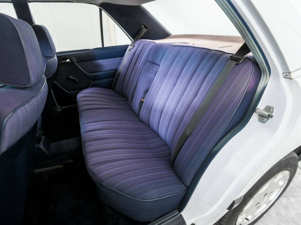 Image 15/50 of Mercedes-Benz 200 (1986)