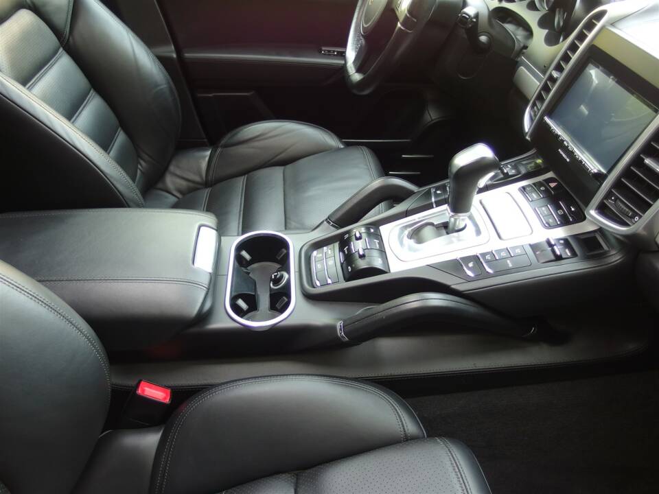 Bild 51/98 von Porsche Cayenne Turbo (2010)