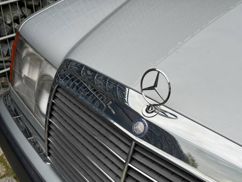 Imagen 22/100 de Mercedes-Benz 300 CE (1992)