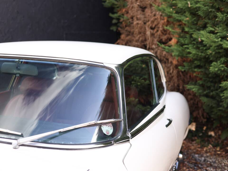 Image 29/50 de Jaguar Type E (2+2) (1970)