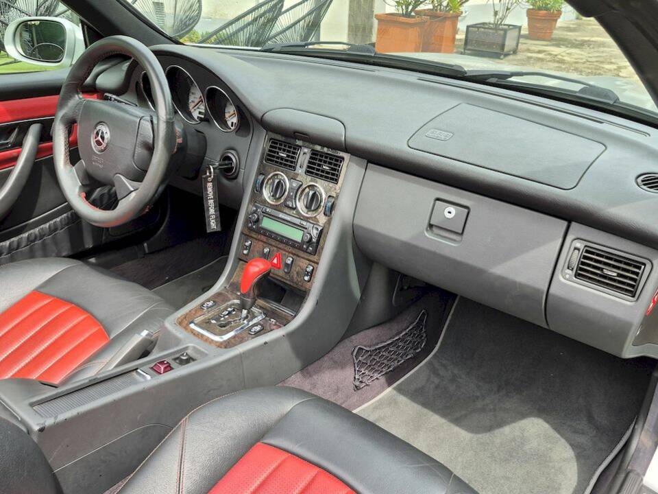 Afbeelding 34/63 van Mercedes-Benz SLK 32 AMG (2001)