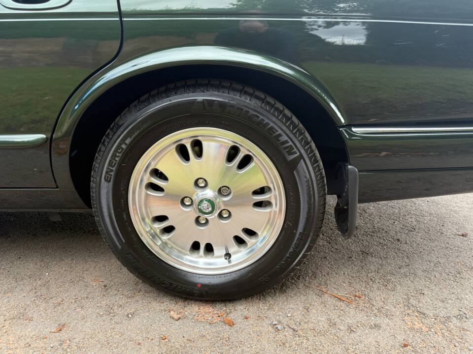Image 11/31 of Jaguar XJ 6 4.0 Sovereign (1996)