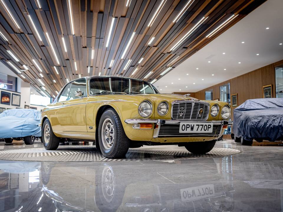 Image 12/50 de Jaguar XJ 6 C 4.2 (1975)