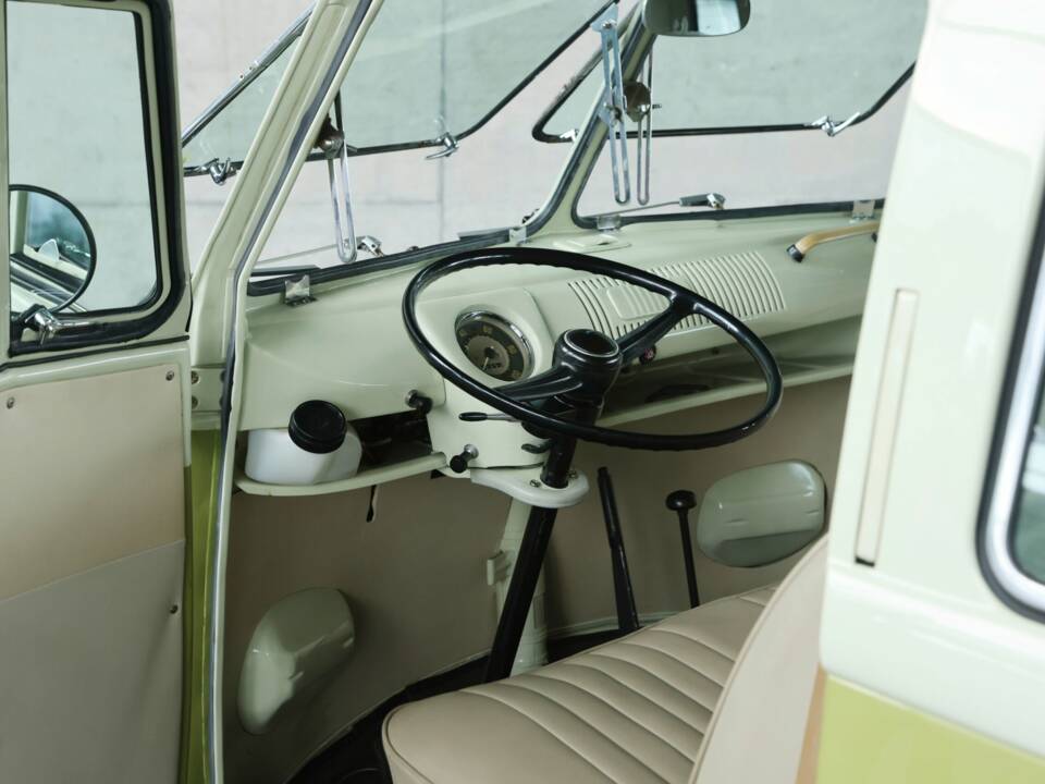 Image 17/47 of Volkswagen T1 minibus (1961)