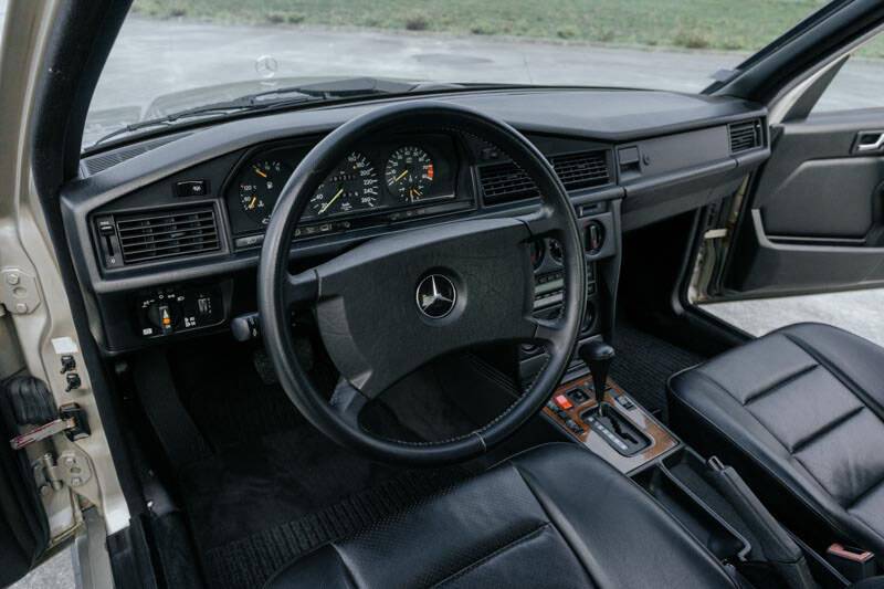 Image 38/69 de Mercedes-Benz 190 E 2.3-16 (1988)