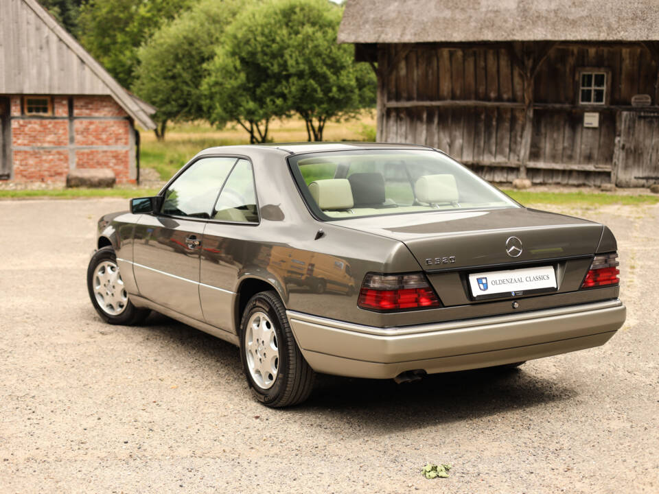 Imagen 7/74 de Mercedes-Benz E 320 (1994)
