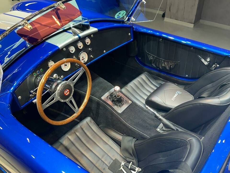Image 2/18 of AC Cobra (2011)