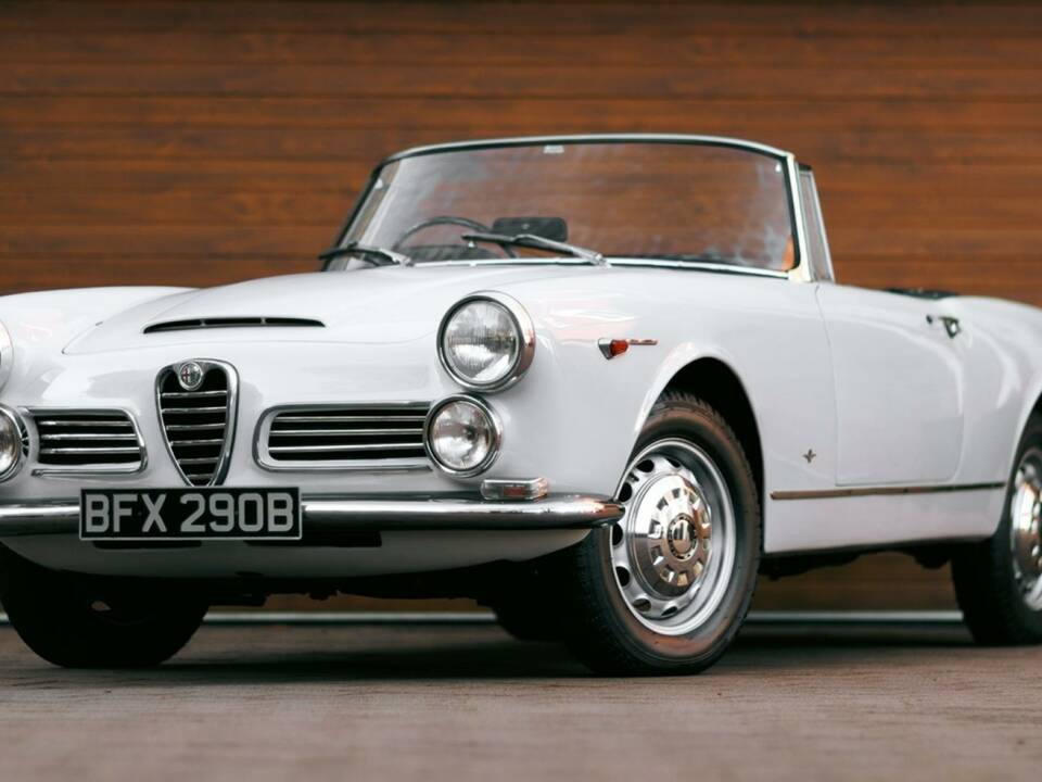 Image 15/50 of Alfa Romeo 2600 Spider (1964)
