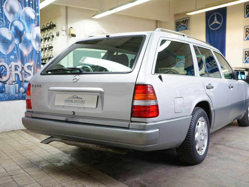 Image 9/36 de Mercedes-Benz E 220 T (1993)