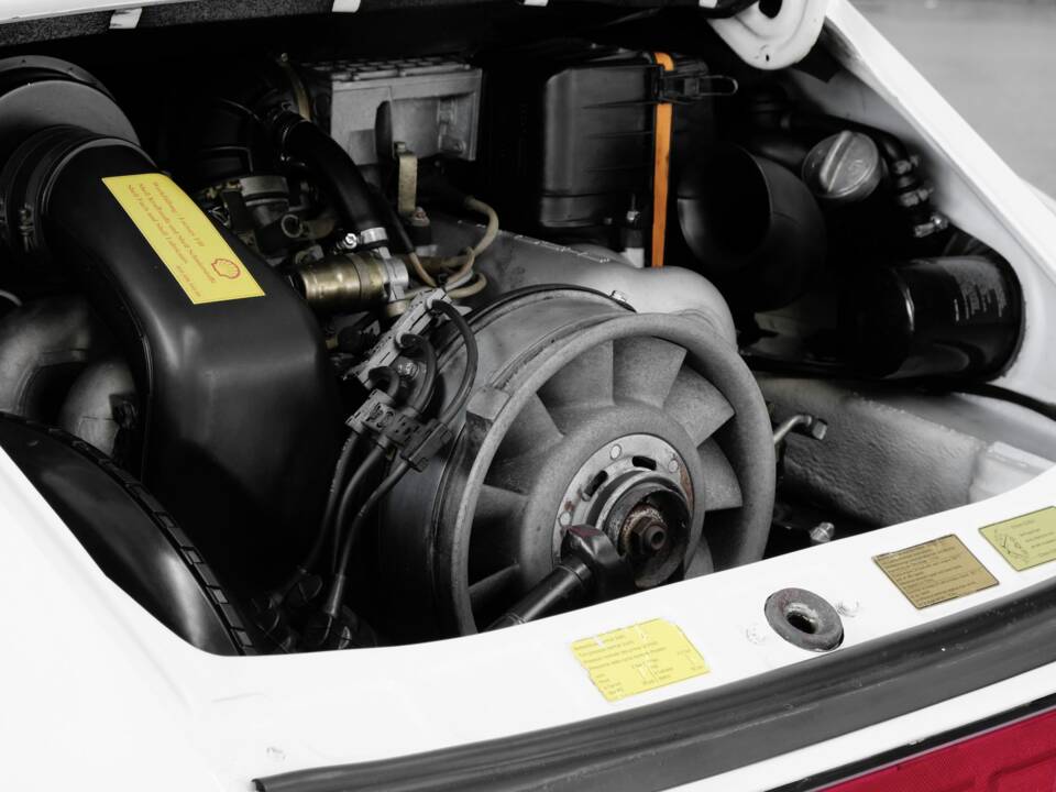 Image 30/46 de Porsche 911 Carrera 3.2 (1984)