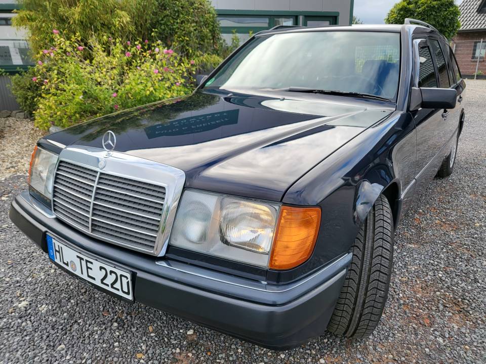 Image 11/47 of Mercedes-Benz 220 TE (1993)