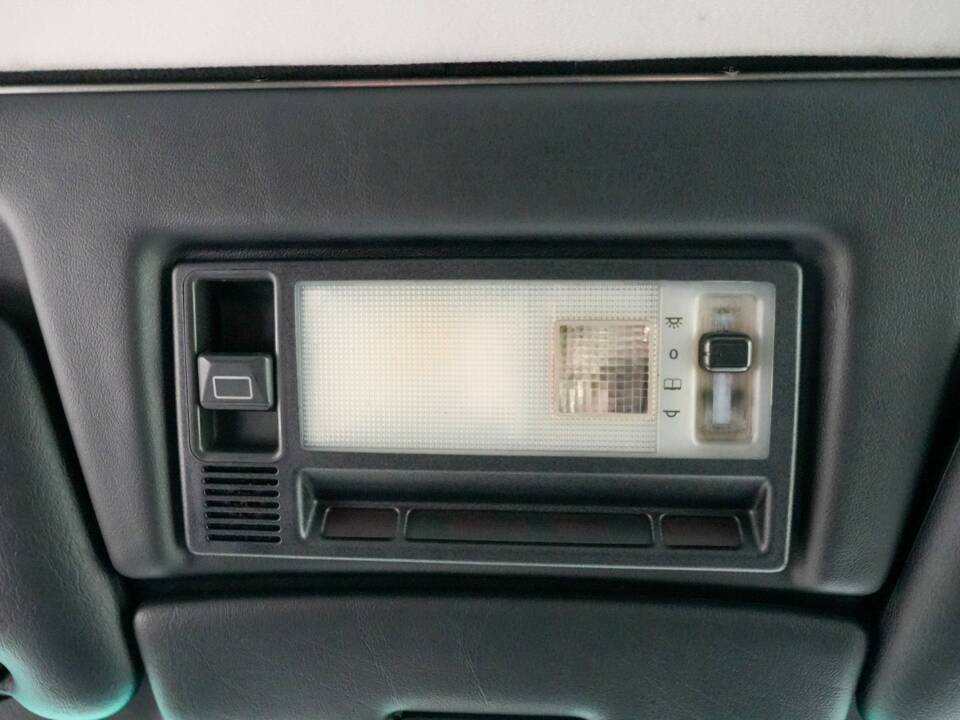 Image 26/32 of Mercedes-Benz 500 E (1992)