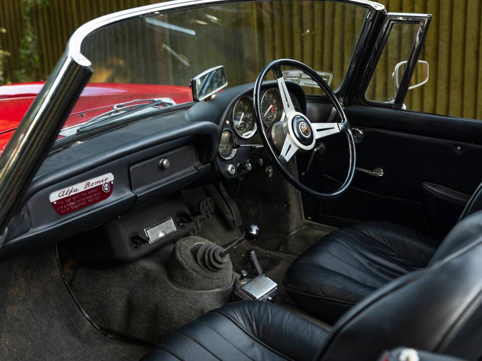 Image 22/27 of Alfa Romeo 2600 Spider (1964)