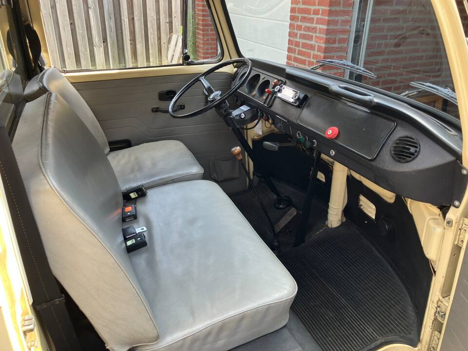Bild 5/9 von Volkswagen T2b Kleinbus (1974)