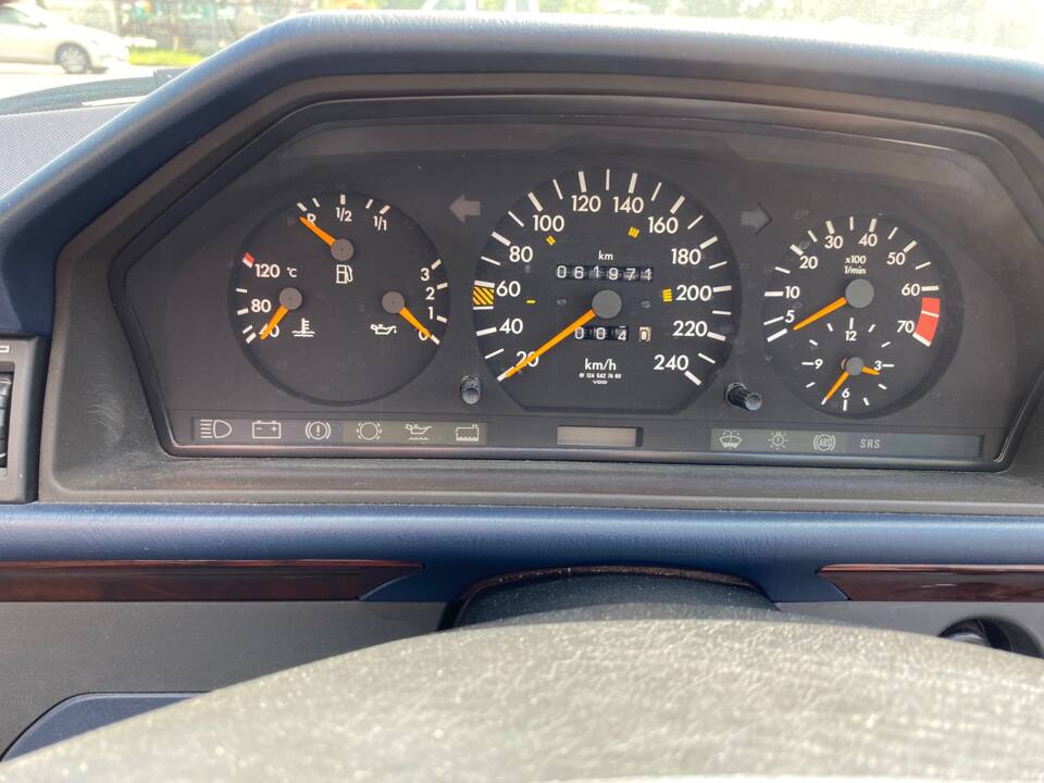Image 22/31 of Mercedes-Benz E 220 (1994)