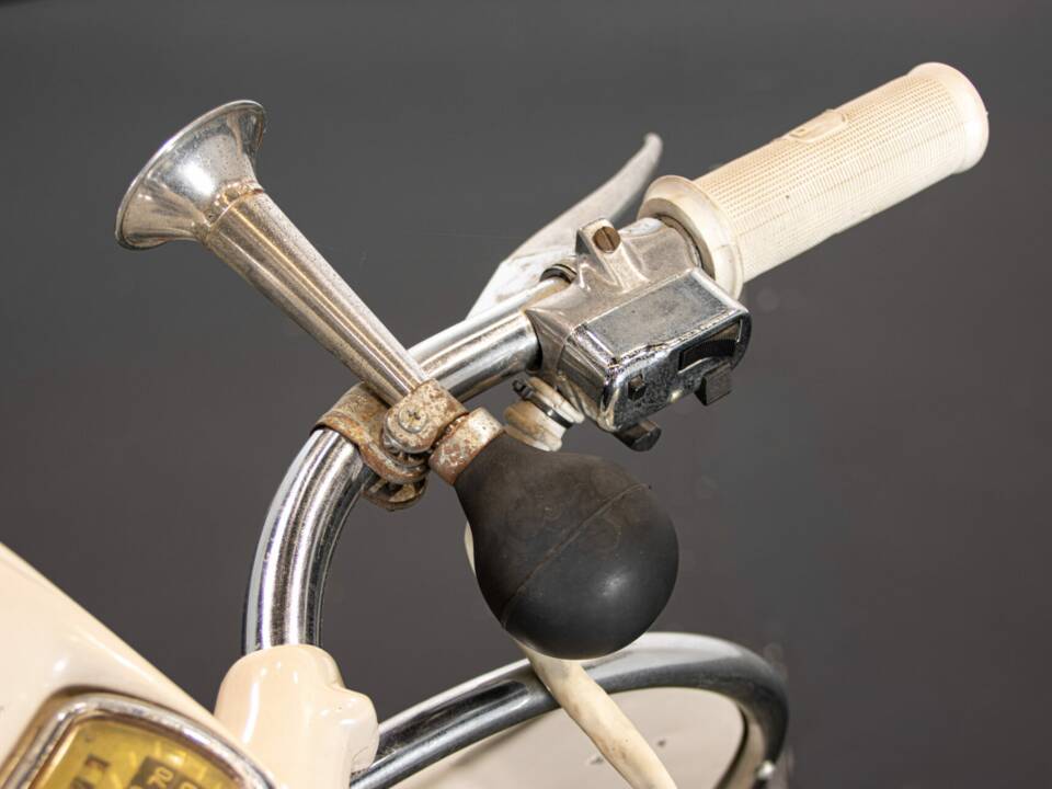 Bild 46/50 von Piaggio Vespa 150 "Struzzo" VL (1955)