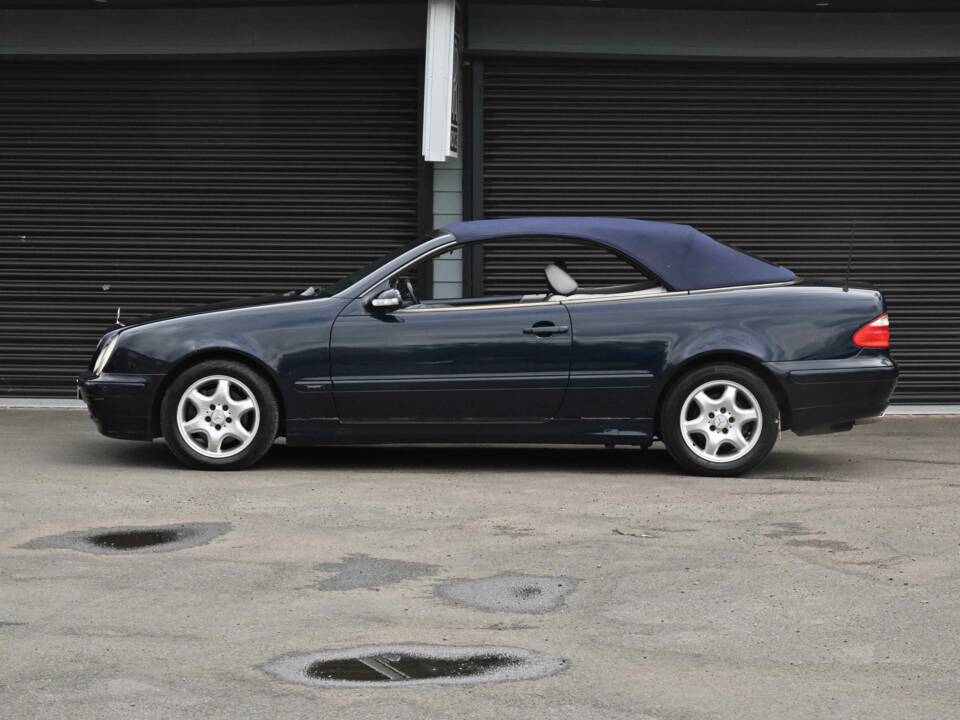 Image 34/50 of Mercedes-Benz CLK 230 Kompressor (2002)