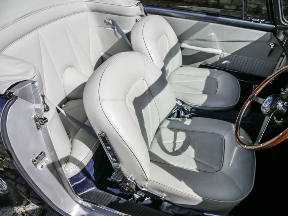Immagine 15/24 di Aston Martin DB 6 Volante (1967)