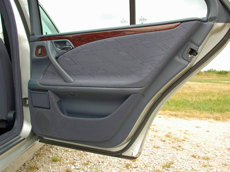 Imagen 18/34 de Mercedes-Benz E 240 (1999)