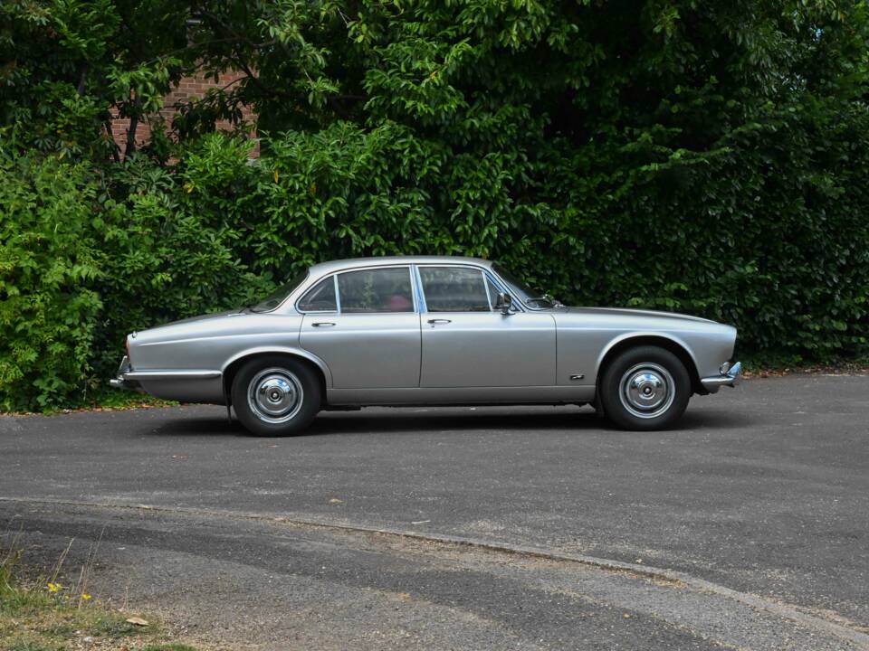 Image 19/50 of Jaguar XJ 6 4.2 (1971)