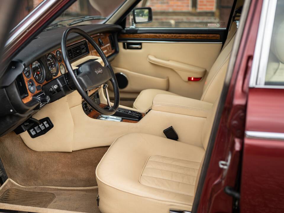 Bild 23/46 von Jaguar XJ 12 (1991)