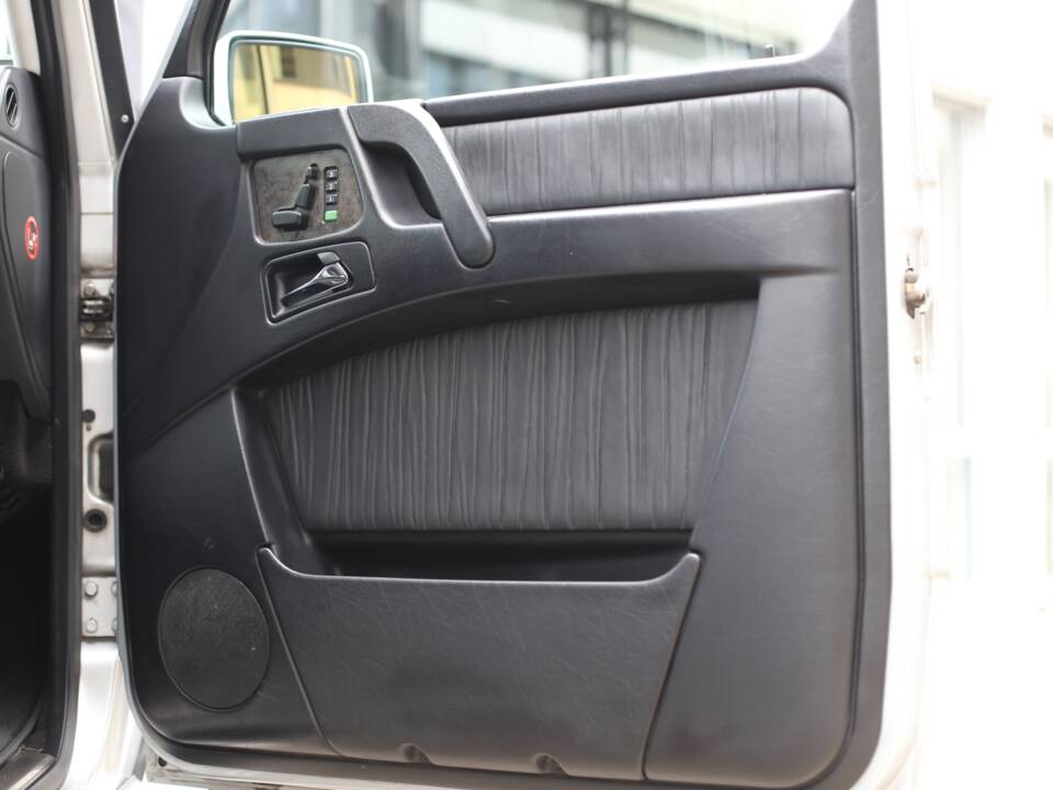 Image 26/64 of Mercedes-Benz G 400 CDI (LWB) (2004)