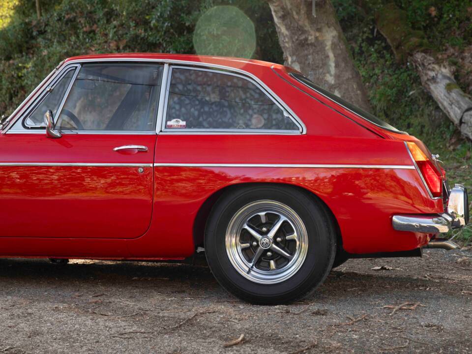 Image 23/77 of MG MGB GT (1972)