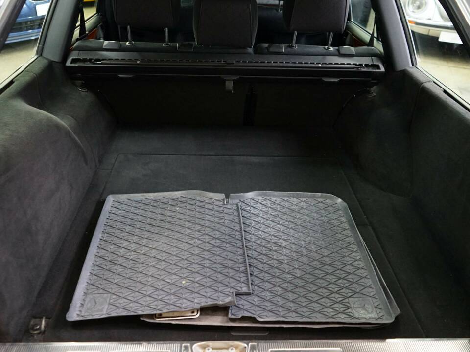 Image 20/36 de Mercedes-Benz E 220 T (1993)