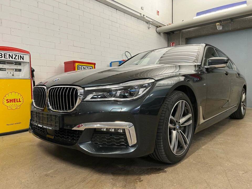 Image 2/18 de BMW 750i (2018)