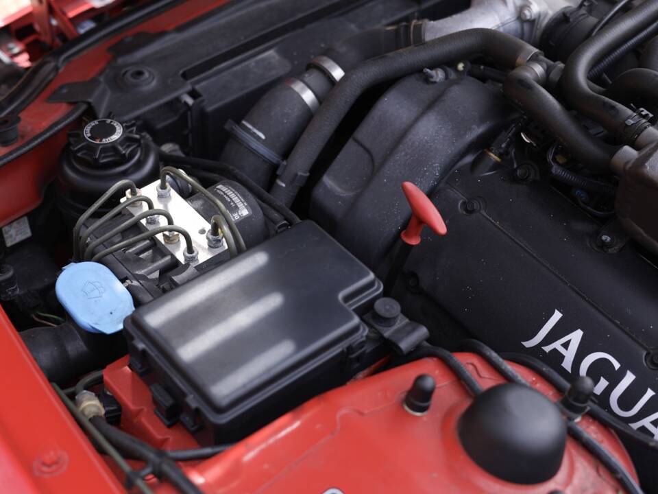 Image 47/50 de Jaguar XKR (2000)