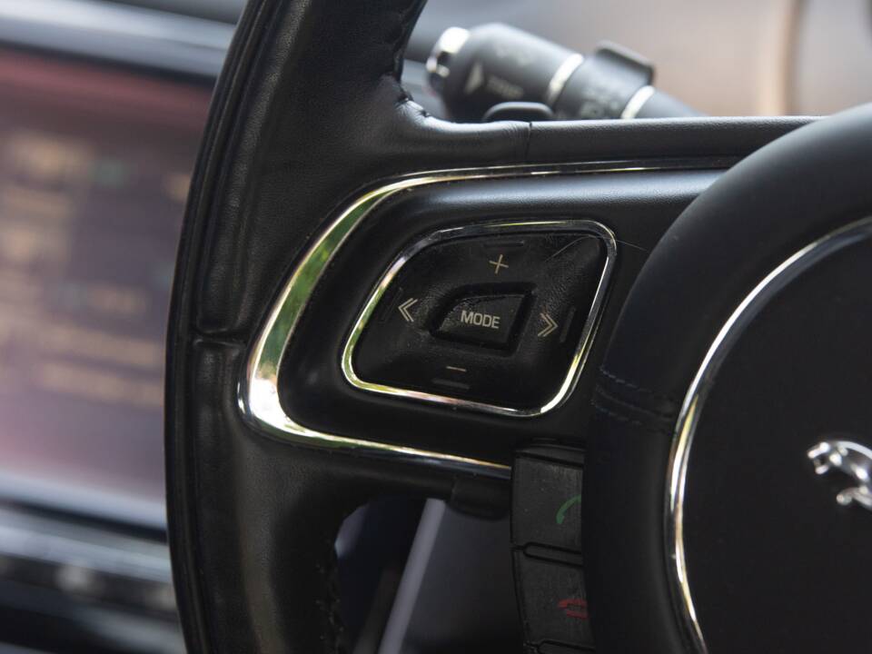 Immagine 36/37 di Jaguar XJ 5.0 (2011)