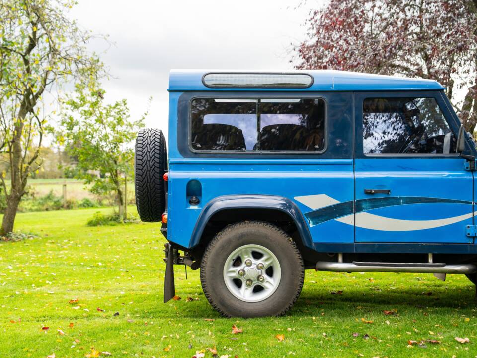 Image 45/50 of Land Rover Defender 90 "50th Anniversary" (1998)