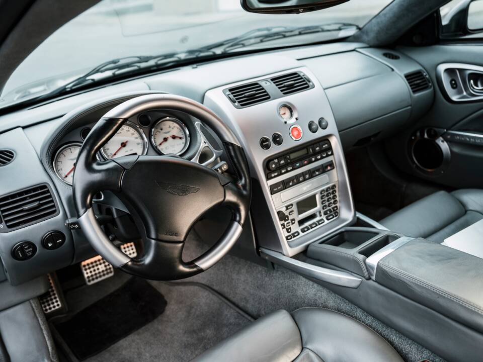 Image 11/23 of Aston Martin V12 Vanquish (2003)